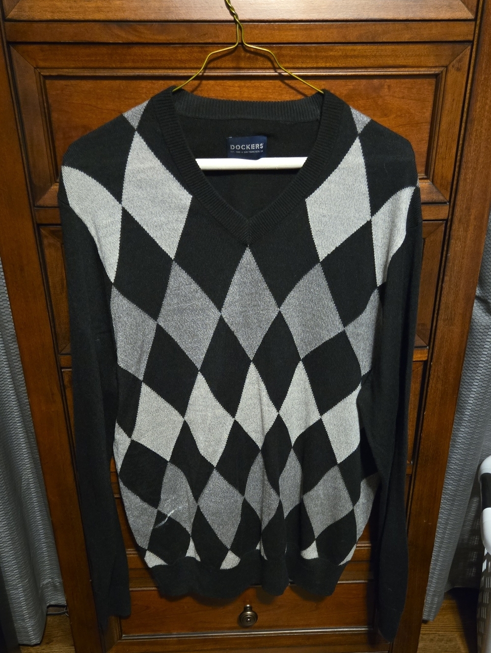 Dockers Men's Black & Gray Argyle V-Neck Sweater - Classic Knit
